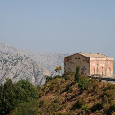 Casa Cantoniera an der SS125, die sich durch den Supramonte schlängelt