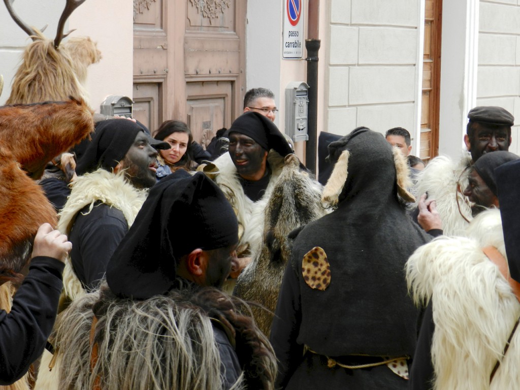 Die verschiedenen Protagonisten vor dem Umzug durchs Dorf