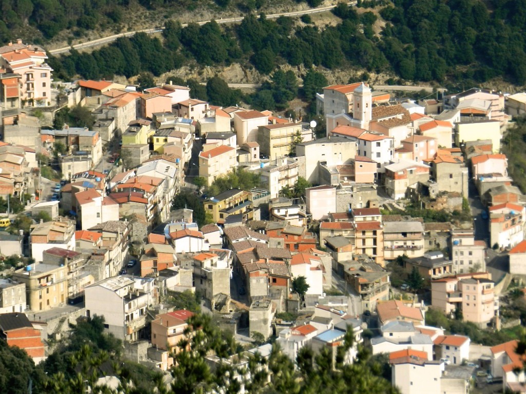 Such Dir ein echtes sardisches Dorf, mit echten Einwohnern; hier: Talana