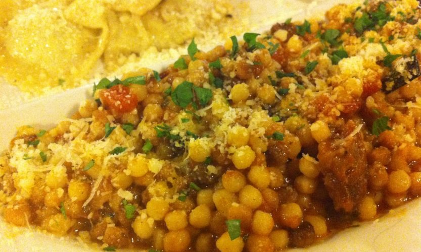 Der Hit: Fregola mit Kaninchen. Plus hausgemachte Ravioli. Noch Wünsche?