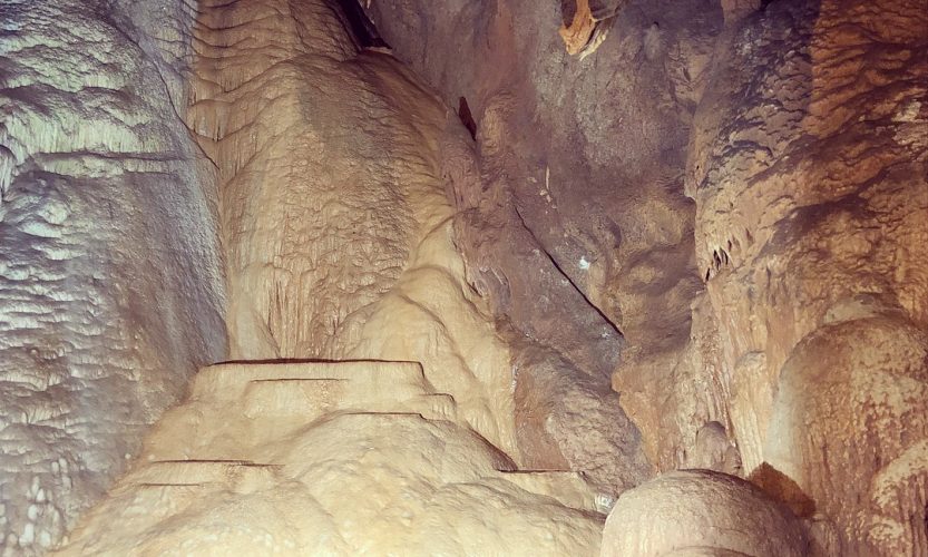 Fluss und Wasserfällchen in der Grotte