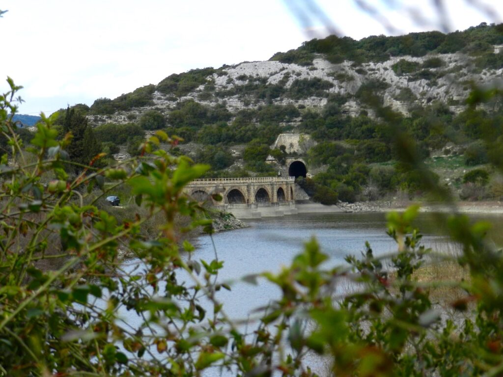 Highlight in der Region: Eine Fahrt mit dem Trenino Verde, hier über die alte Brücke am Stausee bei Isili 