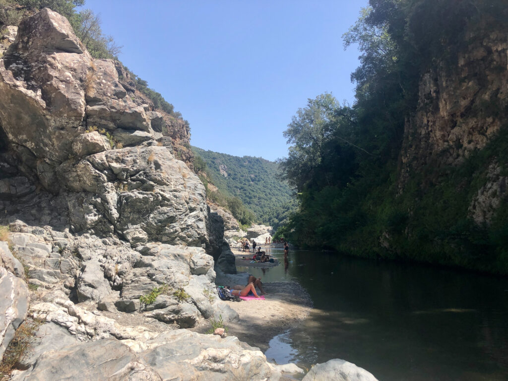 Im Sommer suchen ziemlich viele Abkühlung im Fluss