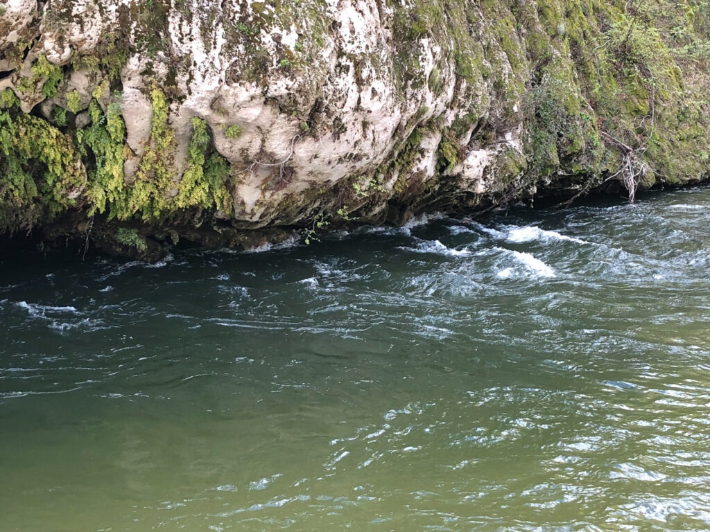 Strömung im Frühling durch Schmelzwasser vom Gennargentu