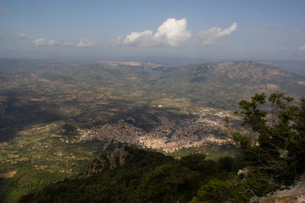 Blick vom Supramonte auf Oliena und das fruchtbare Tal bis nach Nuoro