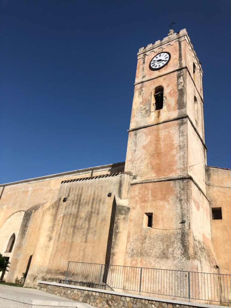 Eine von Olienas Kirchen. Die Uhr ist stehen geblieben.