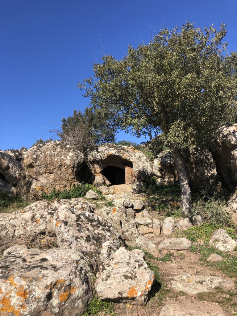 Ein sogenanntes Feenhaus / Domus de Janas im zweiten Teil des archäologischen Parks