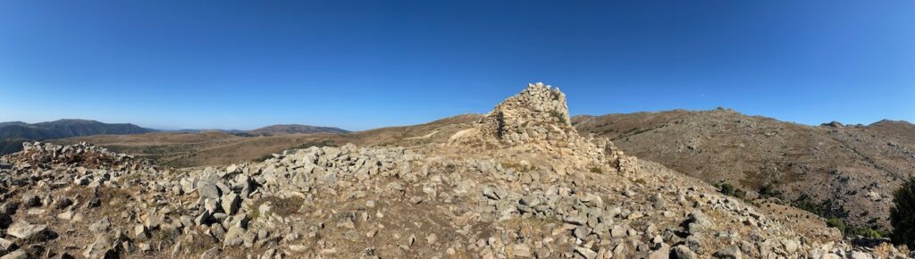 Vom Nuraghen Ruinas hinauf auf die in der Ferne sichtbare Punta Lamarmora