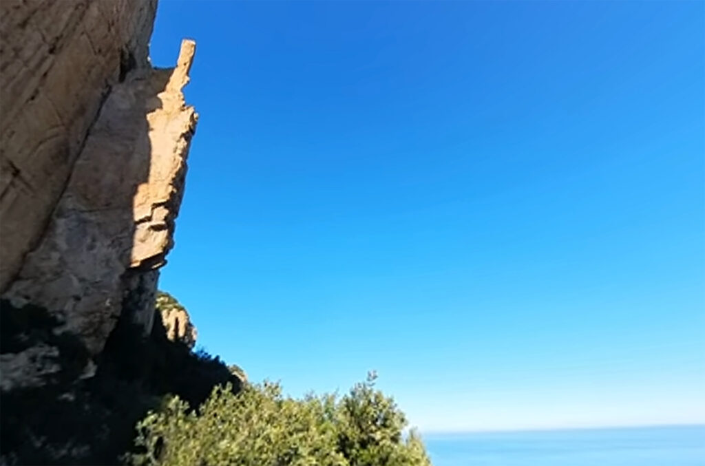 Spektakulärer Kletterfelsen Dillosauro am Meer gehört zur Gemeinde Arzana