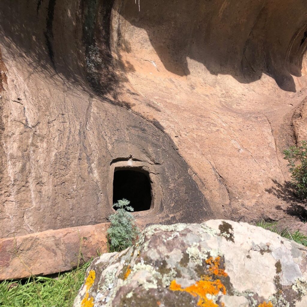 Einige Feenhäuser sind nur kleine, dunkle Öffnungen in Felsen ...