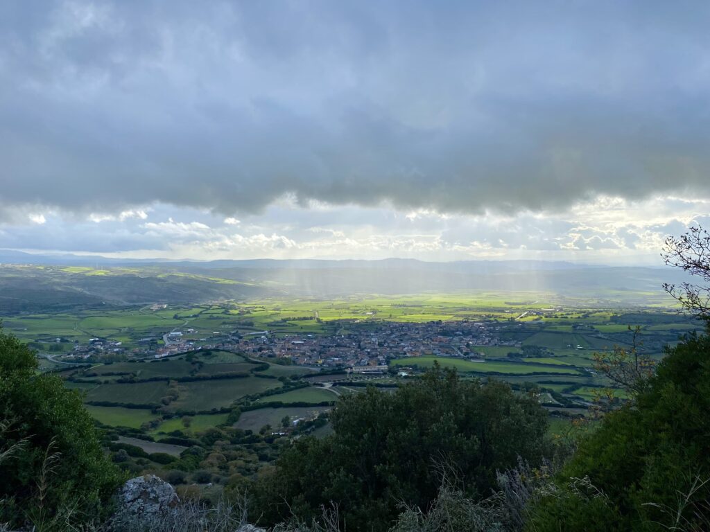 Auf dem Weg zur Erleuchtung: Blick von Santa Vittoria auf der Hochebene in Richtung Gergei